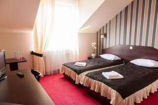 Отель Hotel Podzamcze Гура-Кальвария Стандартный двухместный номер с 2 отдельными кроватями-2